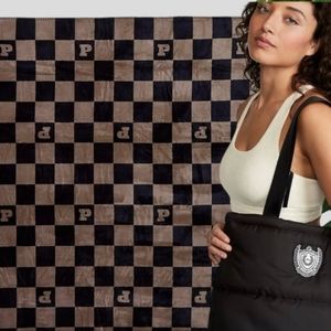 VS PINK 2023 Black Friday Sherpa Blanket and Puffy Tote